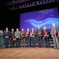 Pesem ne tekmuje, povezuje