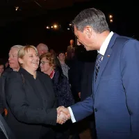Pesem ne tekmuje, povezuje