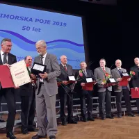 Pesem ne tekmuje, povezuje