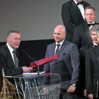 Pesem ne tekmuje, povezuje