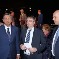 Pesem ne tekmuje, povezuje