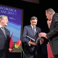 Pesem ne tekmuje, povezuje