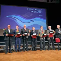 Pesem ne tekmuje, povezuje