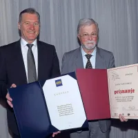 Pesem ne tekmuje, povezuje