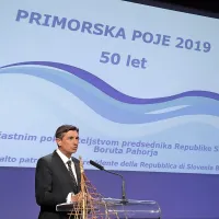 Pesem ne tekmuje, povezuje