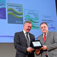 Pesem ne tekmuje, povezuje