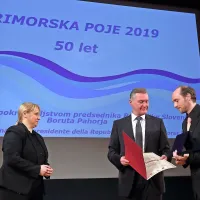 Pesem ne tekmuje, povezuje