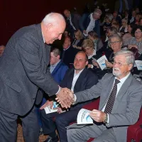 Pesem ne tekmuje, povezuje