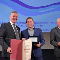 Pesem ne tekmuje, povezuje