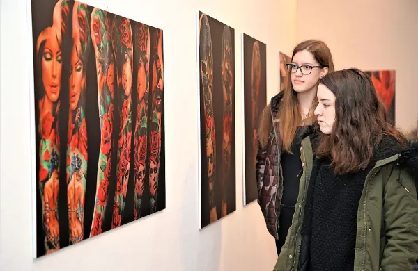 Na tako tetovažah od ramena do zapestja (tattoo sleves) se 
prepletajo portreti in ornamenti.