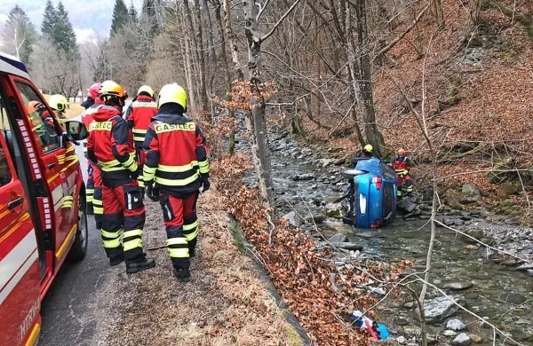 Otroka s helikopterjem peljali v bolni&scaron;nico
