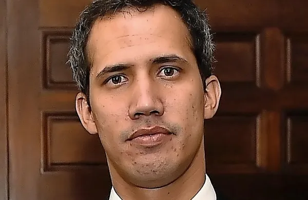 Samooklicani začasni predsednik Venezuele Juan Guaido je danes 
prispel na letališče v venezuelski prestolnici Caracas.