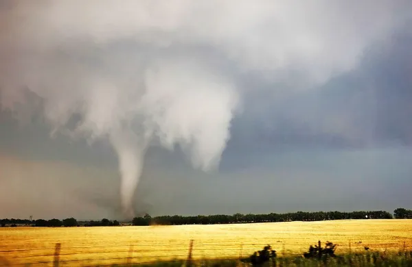 Tornadi, ki se oblikujejo na kopnem, povzročijo manj škode kot 
orkani, ki se oblikujejo na morju, vendar pa so veliko bolj 
nevarni.