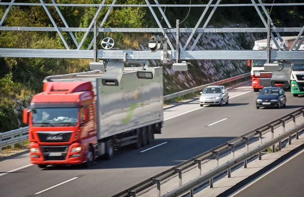 Portali na slovenskih avtocestah beležijo promet vozil z elektronskimi napravami.