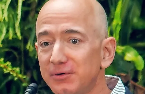 Ustanovitelj spletne trgovine Amazon Jeff Bezos ostaja najbogatejši človek na svetu in s 131 milijardami dolarjev premoženja 
tudi prvi na Forbesovi lestvici milijarderjev.