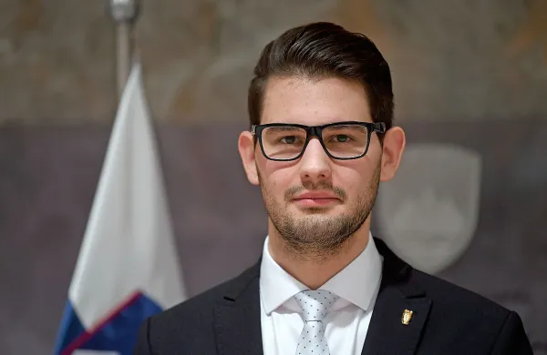 Državni zbor je danes potrdil mandat poslancu LMŠ Niku Prebilu.
