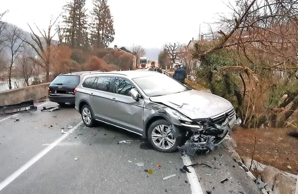 Voznik passata se je čelnemu trčenju izognil tako, da je zapeljal 
levo v zid.