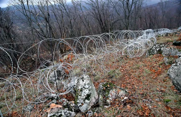 Pogodba za ograjo na meji znova buri duhove