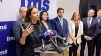 Stranka LMŠ je z izbiro Irene Joveve (pred mikrofoni) za nosilko 
svoje liste na evropskih volitvah poskrbela za precejšnje presenečenje, a prehajanje novinarjev v politiko je bilo aktualno na 
vseh volitvah v vseh mandatih.  
