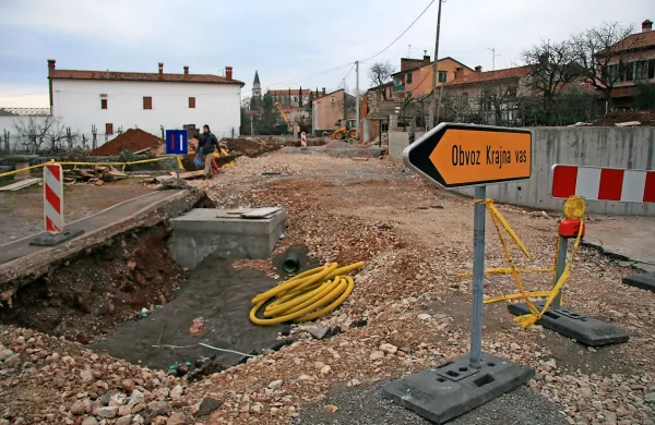 Pred slabim desetletjem  so tako gradili obsežno kanalizacijsko omrežje v Komnu.