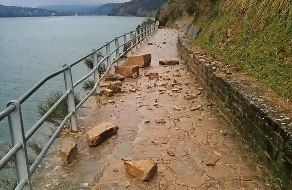 Skale z flišnate klifa pogosto padajo na pešpot proti Fiesi. Pot je 
zdaj zaprta, domačini pa zato nejevoljni.