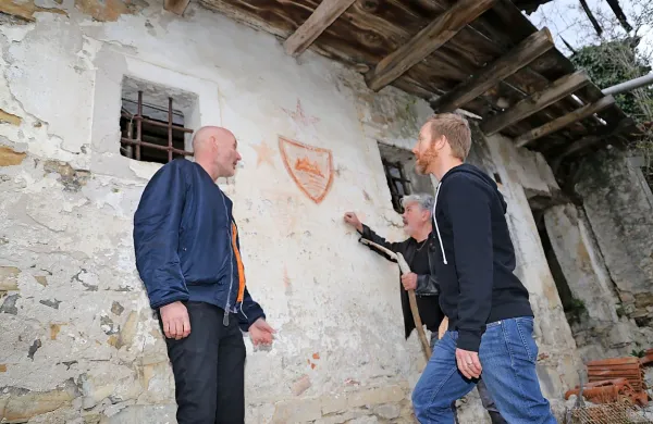 V izpraznjeni briški vasi Slapnik se je danes mudila britanska ekipa 
resničnostnega šova