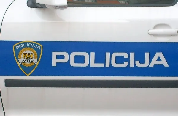 V Zagrebu 63-letnik s palico pretepel mimoidoča romska otroka