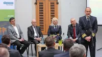 Direktor uprave za pomorstvo Jadran Klinec (desno) in govorniki 
okrogle mize (z leve) Marko Perković, Dimitrij Zadel in Dolores 
Brenko Škerjanc, ki jih je v pogovoru vodil  Andrej Androjna iz 
Fakultete za pomorstvo in promet.   