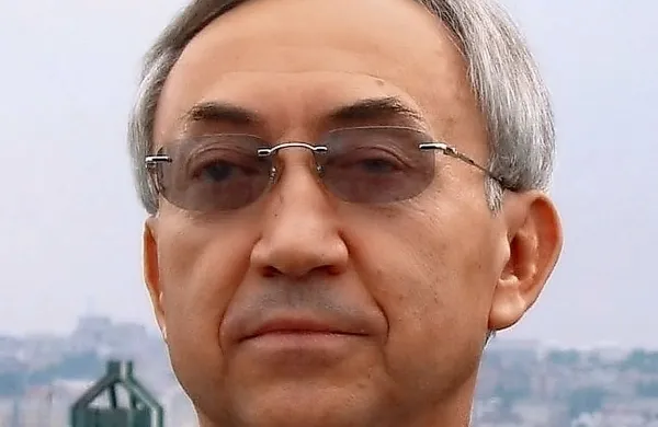 Eden najbogatejših Srbov in lastnik srbskega Delta holdinga 
Miroslav Mišković, ki ima v lasti tudi ljubljanski hotel Intercontinental, mora zaradi pomoči sinu pri utaji davkov v zapor za 
dve leti in pol.