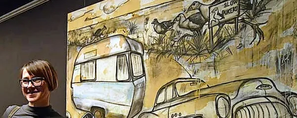 Tanja Makuc pred svojo sliko Počasni pukeko in modri karavan