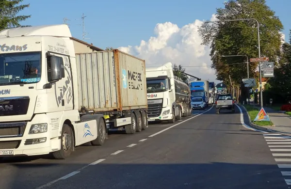 Čim prejšnja določitev najustreznejše trase avtoceste oziroma 
hitre ceste je nujna zaradi naraščajočega tranzitnega prometa 
skozi vasi, pa tudi dnevnih migracij domačinov. 