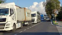 Čim prejšnja določitev najustreznejše trase avtoceste oziroma 
hitre ceste je nujna zaradi naraščajočega tranzitnega prometa 
skozi vasi, pa tudi dnevnih migracij domačinov. 