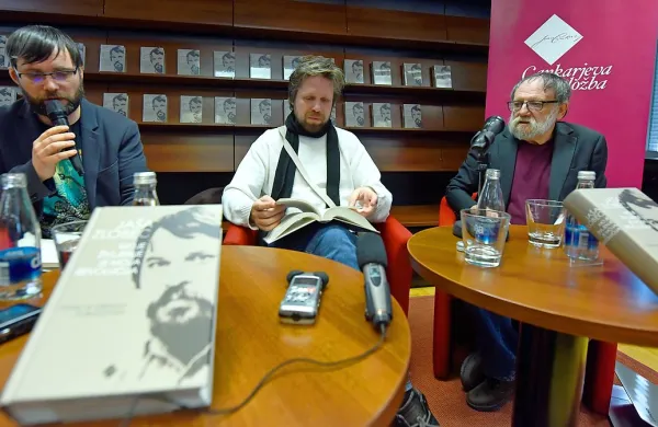 Knjigo Moje življenje je moja revolucija so v  Konzorciju predstavili 
(z leve) urednik Aljoša Harlamov, avtor spremne besede k  poeziji 
Miklavž Komelj in Zdravko Duša, ki je izbral kolumne in jim pripisal 
spremno besedo. 