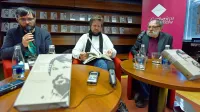 Knjigo Moje življenje je moja revolucija so v  Konzorciju predstavili 
(z leve) urednik Aljoša Harlamov, avtor spremne besede k  poeziji 
Miklavž Komelj in Zdravko Duša, ki je izbral kolumne in jim pripisal 
spremno besedo. 
