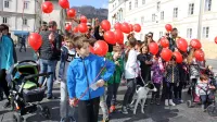 Z rdečimi baloni - simbolom ljubezni in upanja - v podporo 
otrokom z redkimi boleznimi in njihovim staršem.