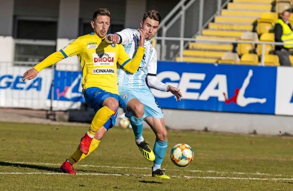 Semir Smajlagić (desno) se po odsluženi kazni zaradi kartonov 
vrača v moštvo Gorice za dvoboj v Mariboru. 