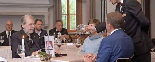 Ena od Gruzovinovih nalog bo tudi dekantiranje steklenice vina in 
njegova predstavitev ter natakanje.