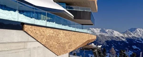 Restavracija Albergo na 2400 metrih nad dolino Zilertall ponuja 
jedi italijanske kuhinje. 