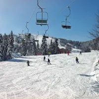 Do konca marca je prijetna, preprosta in poceni smuka na Soriški 
planini. 