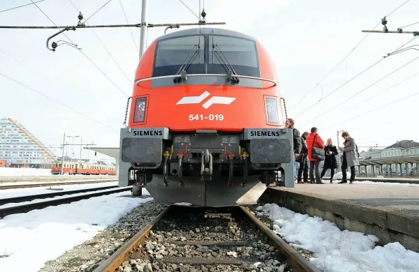 Slovenske železnice (SŽ) so v štirih mesecih od uvedbe sistema 
spletne prodaje vozovnic na ta način prodale 3966 vozovnic.