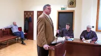 Anton Može (stoji) bo na ponovljenem sojenju pred sodnico sam, 
saj je zoper njegovega soseda Milana Martinčiča (levo), s katerim 
sta se sprla in stepla, tožilstvo ob koncu prvega sojenja umaknilo 
obtožbo. 