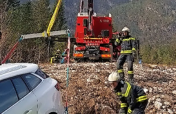 Bovški gasilci so avto v soboto dopoldne potegnili iz reke in ga 
predali lastniku.