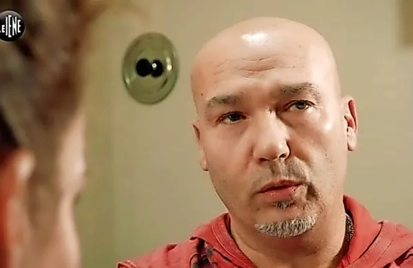 V nedeljski oddaji Le Iene je Tržačan Roberto povedal zgodbo o 
ponesrečeni operaciji, ki jo je na njegovem stopalu izvedel kirurg 
s Parkinsonovo boleznijo. 