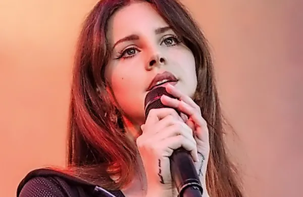 Vsestransko nadarjena glasbenica Lana Del Ray je prek svojega 
instagram profila napovedala, da bo v samozaložbi izdala pesniško zbirko.