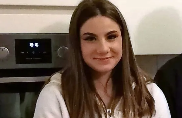 Ljubljanske policiste so svojci obvestili, da pogrešajo mladoletno 
Laro Serdinšek Mehić iz Ljubljane.