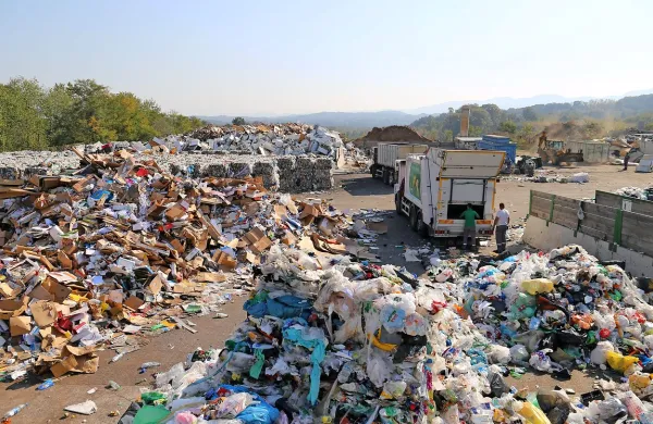 V Stari Gori za zdaj ostaja zbirni center za sortiranje frakcij 
odpadkov.