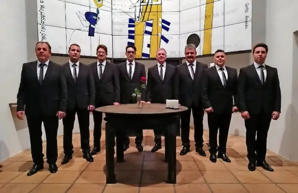 Oktet Sotočje je zapel v nekdanji cerkvici, ki je že bila predvidena 
za rušenje, zdaj pa gosti različne kulturne prireditve.  
