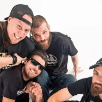 Soki, Buda, Slavc in Berto se ogrevajo za petkov delno akustični 
koncert na Mostovni.