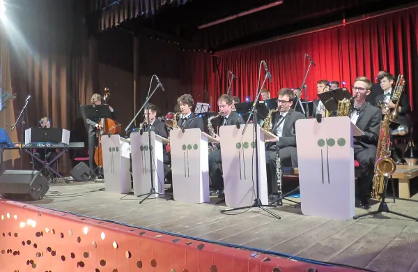 Obujeni Plesni orkester Idrija je v čast svojemu slovitemu predhodniku po štirih desetletjih igral vsaj toliko stare melodije za 
ples.