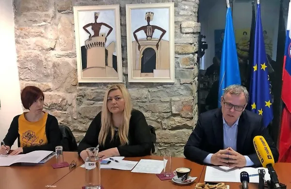 Markočič je današnjo tiskovno konferenco sklical po sto dnevih 
županovanja, ob  njem je  v.d. direktorice občinske uprave Vesna 
Rebec in  ob njej   Martina Miklavčič Šumanski, zadolžena za komuniciranje.

  